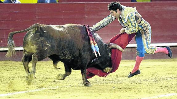 Espectacular entrada a matar de Cayetano Rivera Ordóñez. 